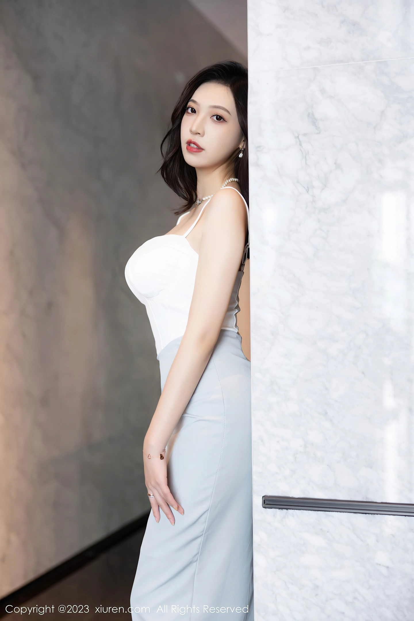 图片[6]-[XiuRen秀人网]2023.06.12 VOL.6898 郑颖姗Bev 白色吊带连衣裙与蕾丝内衣加丝袜美腿性感私房写真集-秀人网官方网站